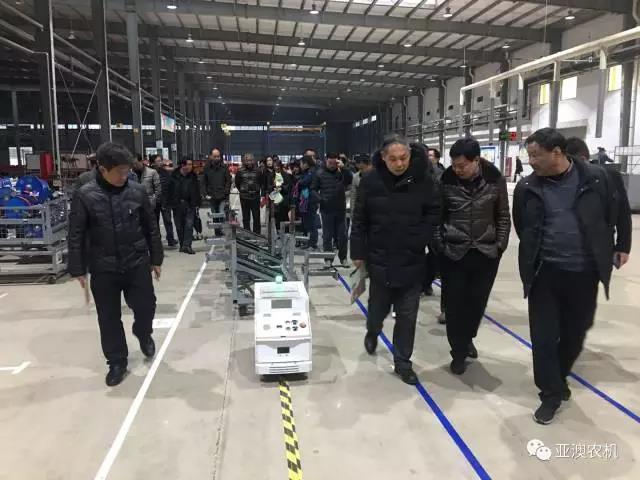  各级领导观摩总装配线的AGV智能搬运车